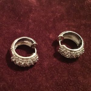 Sparkly 💫 Rhodium plated SS CZ earrings!